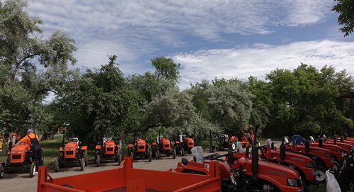 Máy kéo Nga trên cánh đồng Việt Nam