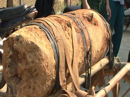 Chở quả bom nặng hơn 300kg còn nguyên kíp nổ đi... bán