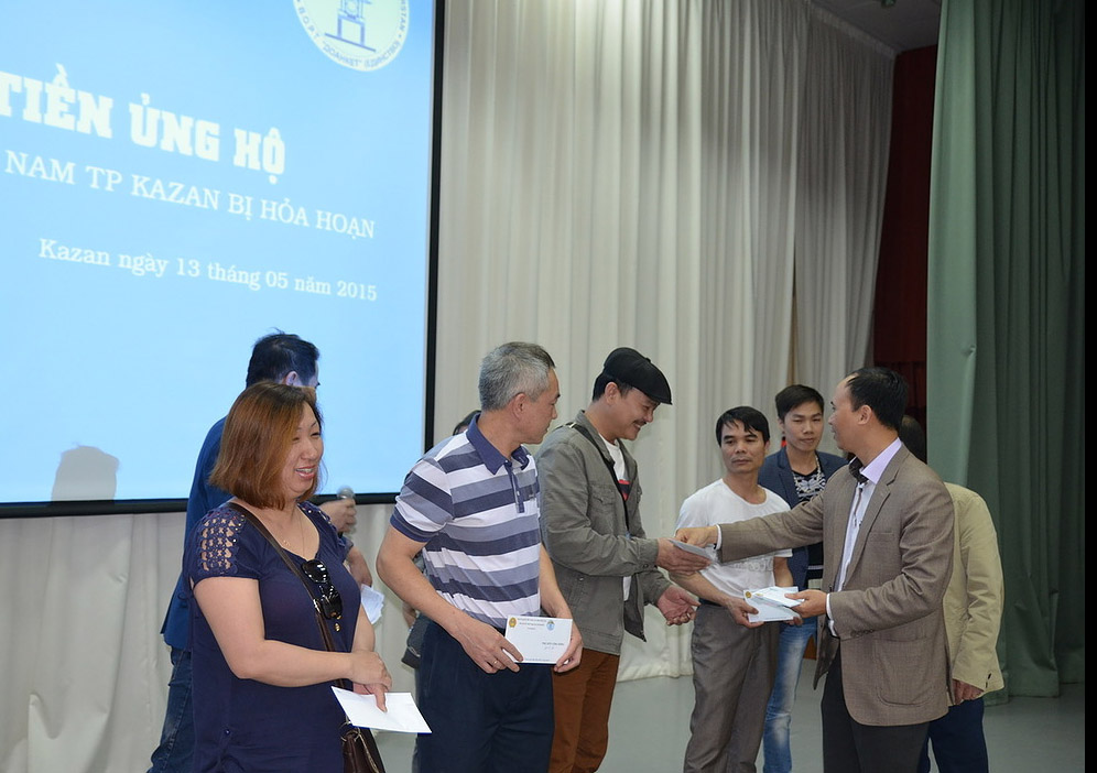 Lễ trao tiền ủng hộ cộng đồng Việt Nam ở TP Kazan