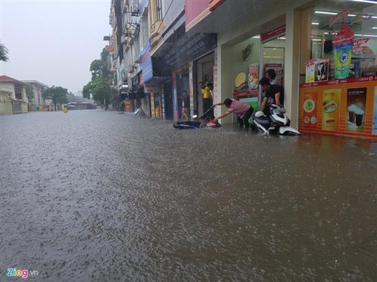 Nhịp sống đảo lộn sau trận mưa bão gây ngập đường phố