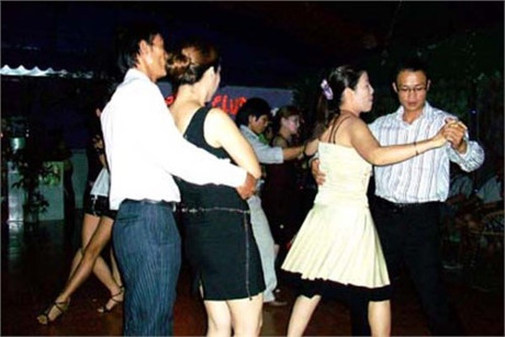Gia đình tan nát vì bà vợ sồn sồn bất ngờ trẻ đẹp, chơi 'tẹt ga', sống cho mình