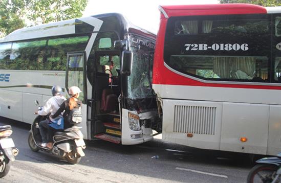 Xe giường nằm dìu xe 45 chỗ mất thắng trên đèo, tránh được tai nạn thảm khốc