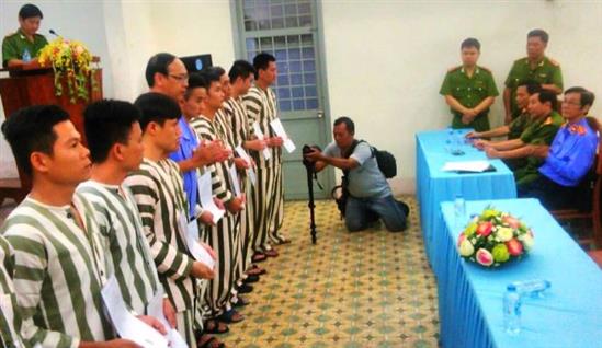 Hình ảnh xúc động của phạm nhân trong ngày đặc xá