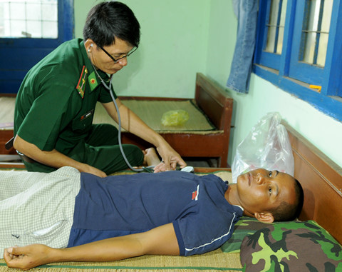 Ngư dân thoát chết kỳ diệu sau 3 ngày đêm ôm bao nylon trôi dạt trên biển