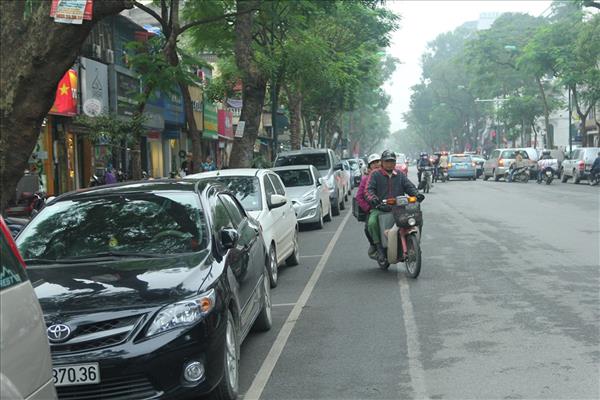 Mỗi ngày mất 300.000 đồng gửi xe: Nhiều tài xế 