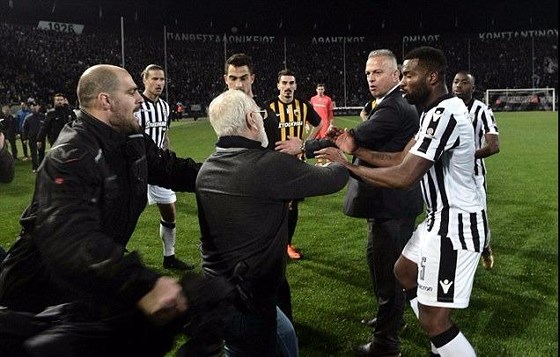 Choáng khi ông bầu PAOK xách súng xuống sân, giải Hy Lạp đình hoãn vô thời hạn