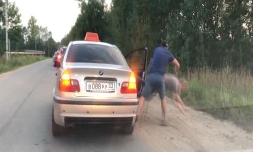 Khách vứt rác, bị tài xế Nga 'vứt' ra đường