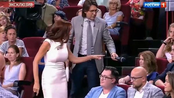 Nữ diễn viên Nga tức giận tát khán giả trên sóng truyền hình