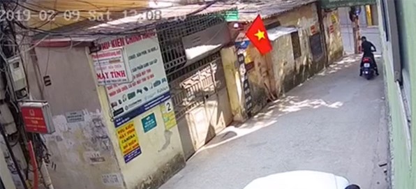 Clip: Trộm bẻ cặp gương xe Mercedes chỉ trong nháy mắt ở giữa Hà Nội