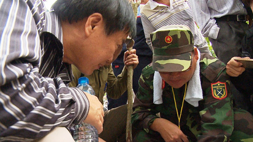 Hàng trăm người băng rừng tiếp cận nơi nghi trực thăng rơi