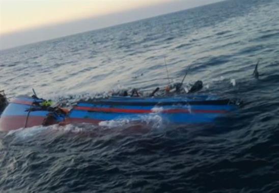 Tàu cá Việt lại bị đâm chìm, một ngư dân mất tích