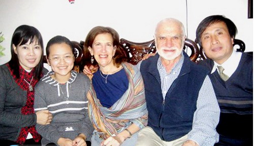 Một gia đình có 2 con gái cùng học Harvard