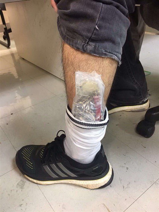 Phát hiện vụ giấu hàng chục đồng hồ Thụy Sỹ trong ống quần khi nhập cảnh