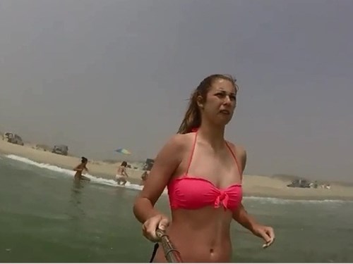 Cô gái thoát khỏi dòng nước xoáy nhờ 'gậy tự sướng'