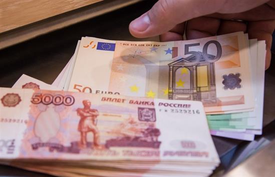 Nga: USD vượt 70 rúp/USD, EUR hơn 77 rúp/EUR