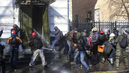 Ukraine: Đụng độ khiến ít nhất 7 người chết, Nga lên án châu Âu