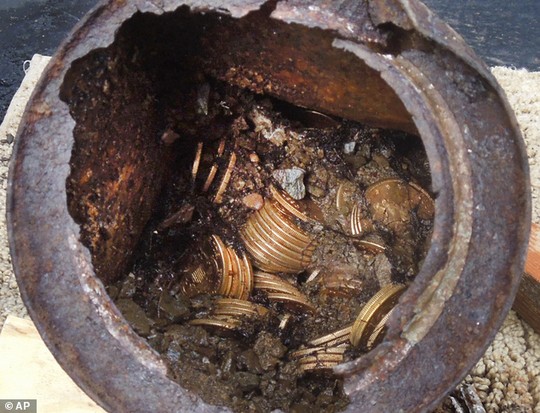 Dắt chó đi dạo, phát hiện 10 triệu USD tiền vàng cổ