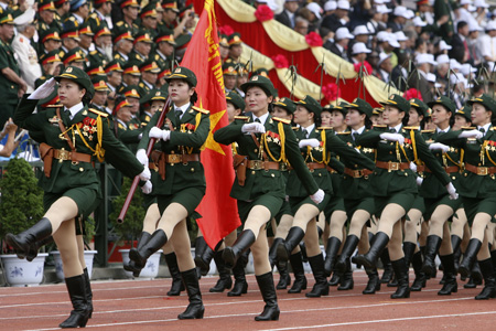 “Chiến sĩ Điện Biên” múa súng, phất cờ