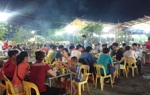 22h đã say mèm thì cấm bia rượu kiểu gì?