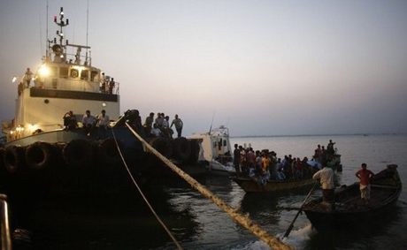 Phà chở 200 người bị lật ở Bangladesh