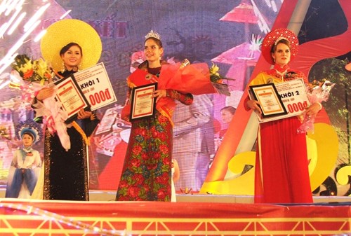 Nữ võ sĩ Nga đăng quang Người đẹp võ cổ truyền Việt Nam