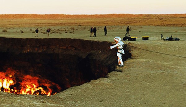 Kinh hãi cảnh người đàn ông liều mình lao vào “cổng địa ngục“