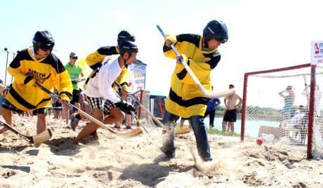 Người Việt ở Nga chơi hockey... trên cát
