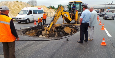 Moskva: Sụt lở đất gây ùn tắc trên đường MKAD