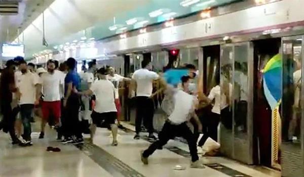 Xã hội đen mặc áo trắng tấn công tàn bạo nhóm biểu tình ở Hong Kong