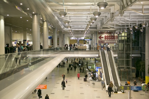 Moskva: Hành khách quấn băng y tế quanh người để mang  42 nghìn USD