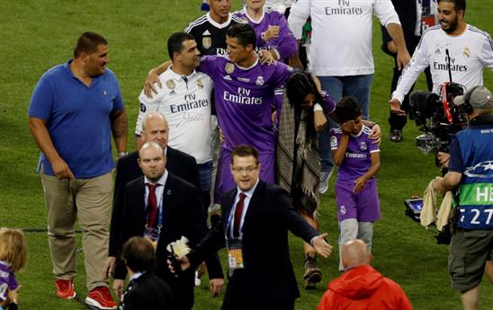 Con trai bật khóc trong ngày Ronaldo trở thành huyền thoại