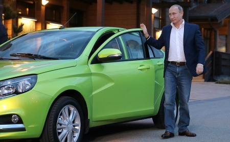 Tổng thống Nga Putin thử xe mới giá 7.500 USD của Lada