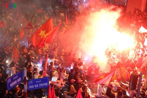 CĐV mở hội trên đường phố Hà Nội mừng ĐT Việt Nam “hạ đẹp” ĐT Malaysia