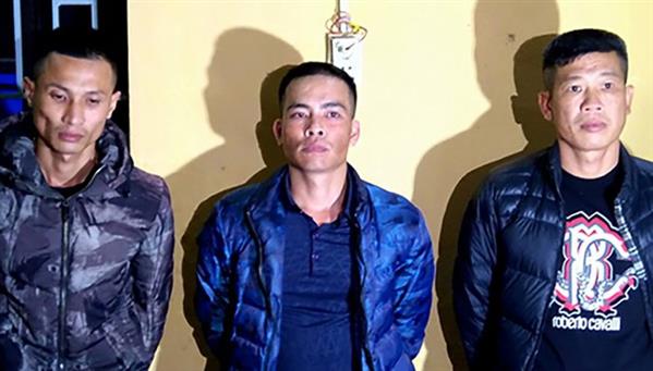 3 kẻ đánh nữ nhân viên hàng không bị cấm đi khỏi nơi cư trú