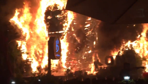 Sân khấu 1 tỷ đồng ra mắt 