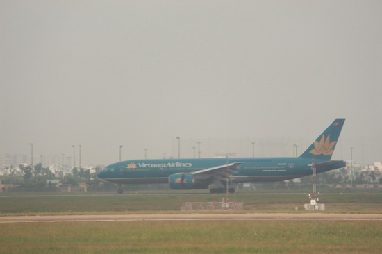 Mưa lớn, nhiều chuyến bay không thể hạ cánh xuống Tân Sơn Nhất