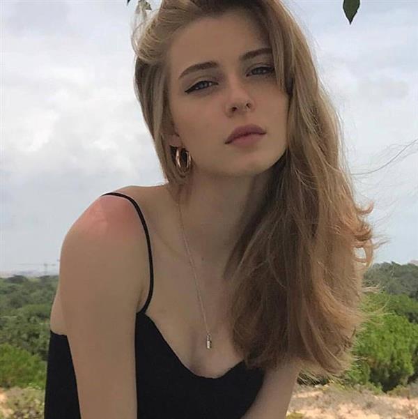 Hot girl Nga được dân mạng gọi là 'công chúa lạnh lùng'