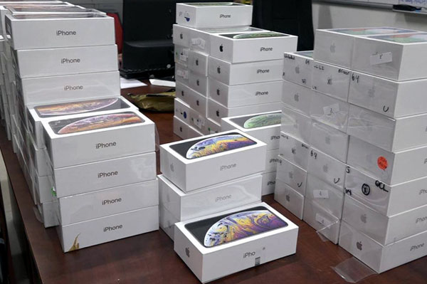 Bắt xe ô tô chở 200 điện thoại iPhone, iPad nhập lậu