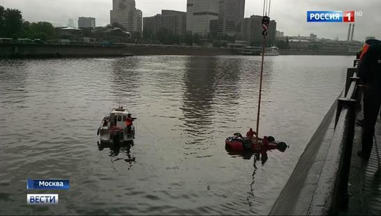 Moskva: Xe Jaguar rơi xuống sông, có thể do đường trơn