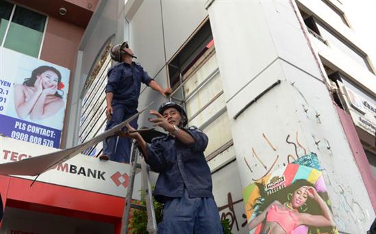 Xem video ''đội giải cứu vỉa hè'' Quận 1 đập trụ sở khu phố