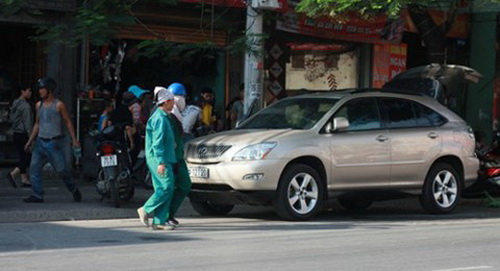 Đang đi cùng bồ, “đại gia” Hải Phòng hứng trọn can axit