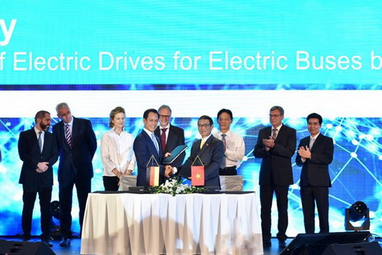 Công ty VinFast hợp tác với Siemens sản xuất xe buýt điện
