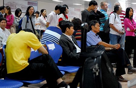 Phải phục vụ ăn uống khi máy bay chậm cất cánh ba giờ