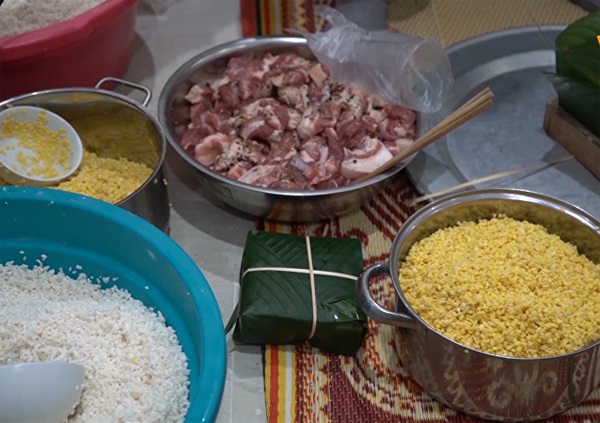 Gia đình Nga gói bánh chưng đón Tết ở Hà Nội