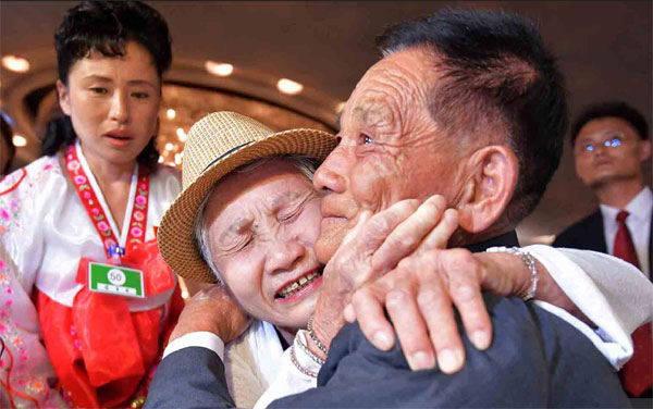 Giây phút đoàn tụ rưng rưng trên bán đảo Triều Tiên