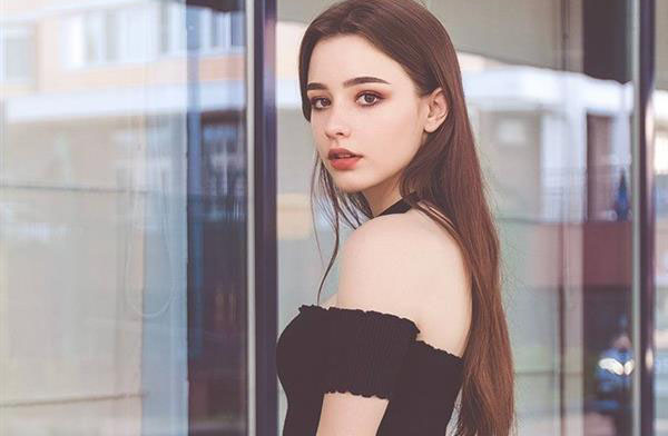 Bí quyết trang điểm đẹp và chăm sóc da căng mịn của “búp bê Nga” Dasha Taran