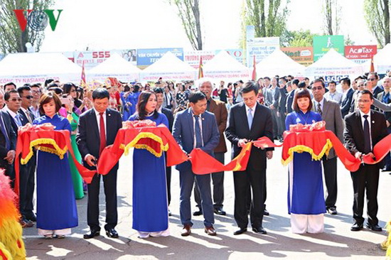 Ảnh: Người Việt tại Séc long trọng tổ chức lễ giỗ Tổ Hùng Vương