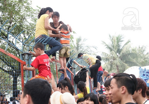 Bài hát chế về vụ hỗn loạn ở công viên nước Hồ Tây