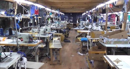 Phát hiện xưởng may đồ thể thao giả hiệu ở ngoại ô Moskva