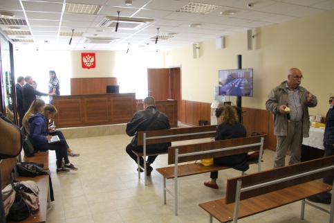 Moskva: Người nhập cư bị trục xuất nhảy lầu, chạy trốn khỏi tòa án